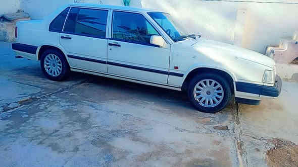 السلام عليكم فالفو للبيع حجم 940 موديل 93 مكينه بلاديه ويلات مال 97 ارقام انكليزي تبريد ابلادي كهربايات كله شغلاه سياره مكفوله كفاله عامه للاستفسار ***********
