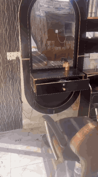 ديكور نضيف للبيع متكون من 3 مرايات + عرباين 2 +  رفوف 2 + كراسي 2 استف...