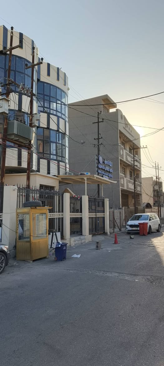 فرصه تجاريه تطلع فلوسك من العقار ب٥ سنين فقط
دار للبيع بناء قديم يصلح كراج سيارات في بغداد الجديده فرع مطعم الدامياء مقابل كاتب العدل الجديد بفرع مجمع سنتر حي اور يعني المنطقه محتاجه كراج 
مساحه ٣٨٨.٥ واجهة ١١نزال ٣٥
***********
