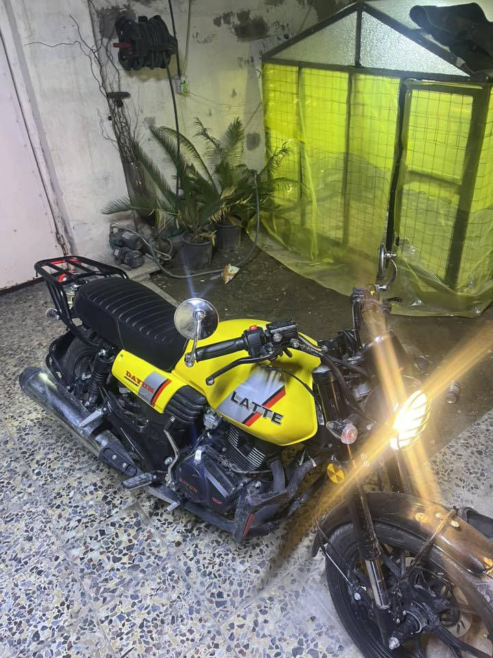 سلام عليكم شباب دراجة دايوان لايتي خير من الله موصفات الدراجة صالها اقل الشهر من نزلتها  اي عيب مابيها الدراجة مكفولة من كلشي ومرقم ورقم سنوية كاملات وين متريد روح لوحتين وسنوية  الرقم ***********
مكاني بغداد  العامرية سعرها 2800
بعدها بل كارتون  وعل سحك
