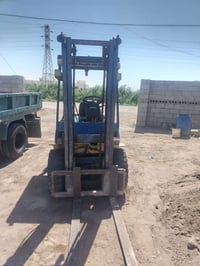 رافعة للبيع موديل 2004 3 طن 2 حركة 07812323547