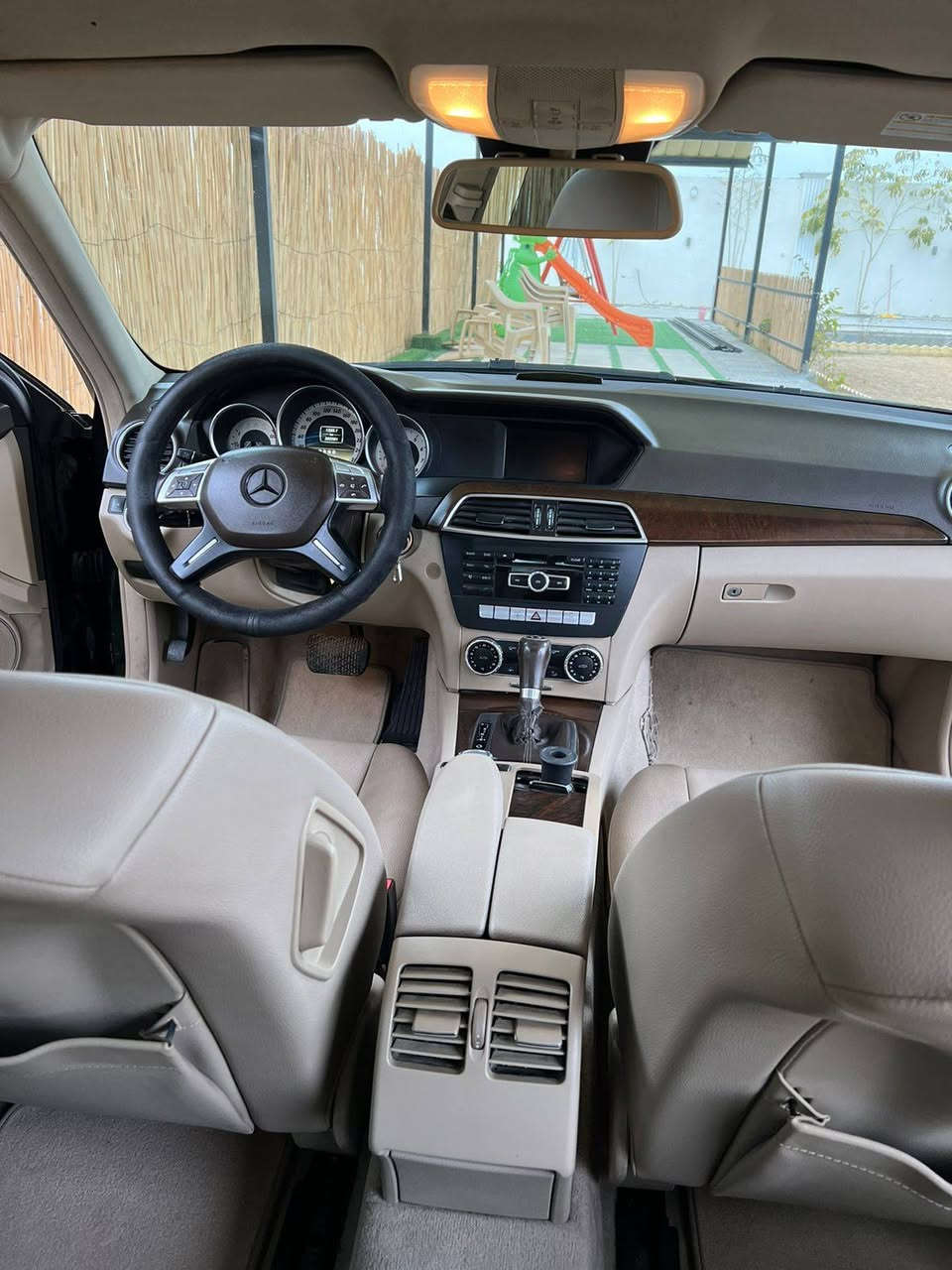 السلام عليكم
مارسيدس c200 2012 خليجي بجمSتو ويل رقم اربيل باسمي
مكينة اربعة سلندر 2000 تيربو ثلاث بردات الخلفية كهرباء بلادي حساسات امامي خلفي ماشية 126 الف 
بيها صبغ دعامية امامية وشوية بجاملغ الخلفي اثر طخة باب الشارع بدون دواخل بدون ارباك 
السعر 125 ورقة وبيها مجال
مكان السيارة بغداد
***********
يوجد واتساب واتصال عادي
مع جزيل الشكر لاداره الموقع والاعضاء الكرام
