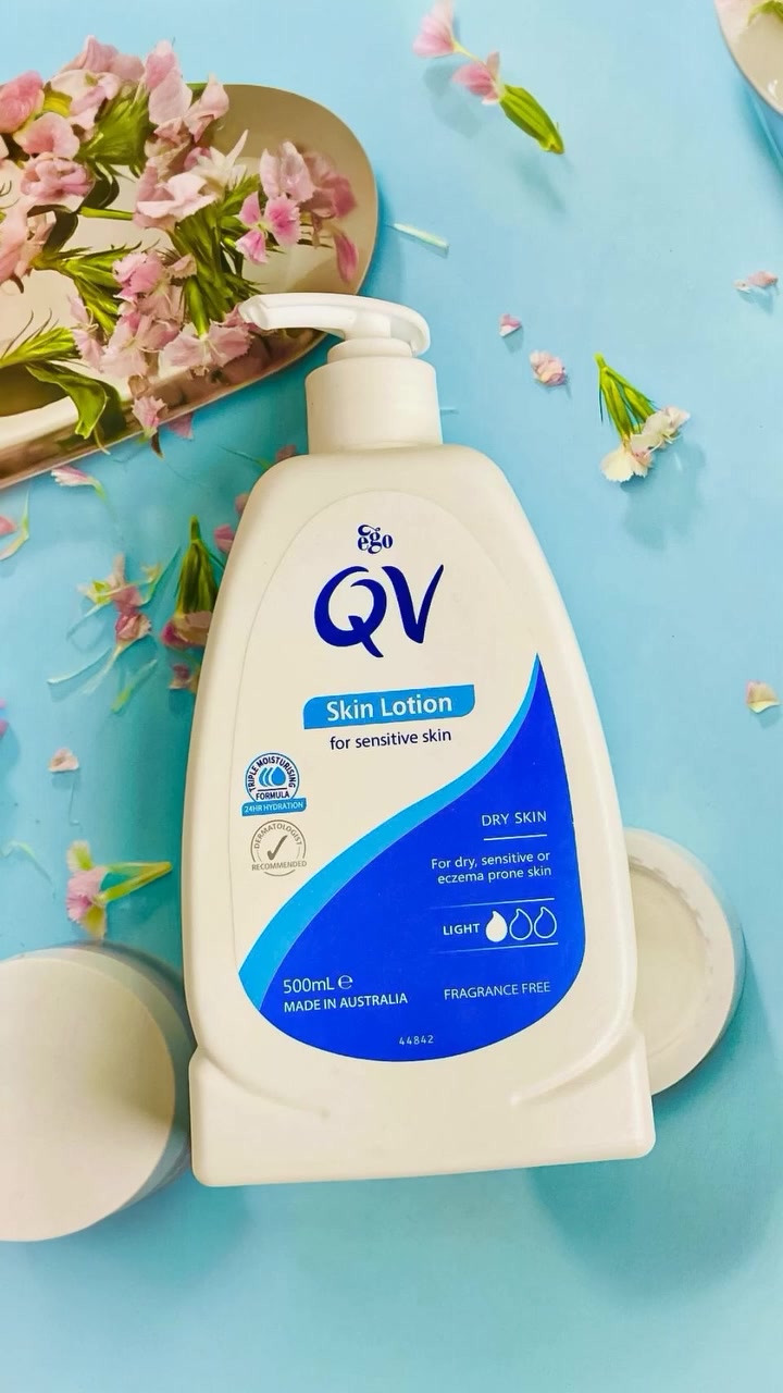 ✨💧 لوشن كيو ڤي QV Skin Lotion 
مرطب طبي خفيف وغير دهني، مثالي للبشرة الجافة والحساسة وحتى اللي تعاني من الإكزيما والصدفية 🌿🤍
يساعد على ترطيب عميق ويحافظ على نعومة البشرة بدون أي تهيج 😍
🌟 الميزات والفوائد:
💦 ترطيب يدوم 24 ساعة – يحافظ على رطوبة البشرة.
 – خالي من العطور والألوان والمواد المهيجة
🛡️ يحمي البشرة – يشكل حاجز يحافظ على الرطوبة ويمنع الجفاف
⚡ خفيف وسريع الامتصاص – بدون أي ملمس دهني مزعج
👶 مناسب لكل الأعمار – حتى للأطفال وكبار السن.
الحجم 500ml


**إذا كنت صاحب هذا الإعلان وتريد حذفه لأي سبب، رجاءا أرسل رسالة إلى الدعم الفني**