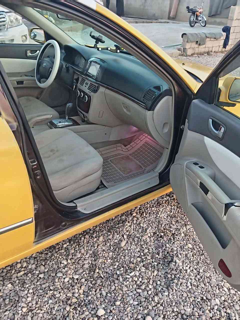 السلام عليكم 
هونداي سوناتا موديل 2008
سنويه ل28
مكينه وكير شرط الفين دوش 
حداديه جاهزه وتبريد وتدفئه 
مكفوله من العيب الشرعي  
بيه 3 قطع
مكاني ذي قار الغراف 
السعر 83 رقم موبايل ***********
