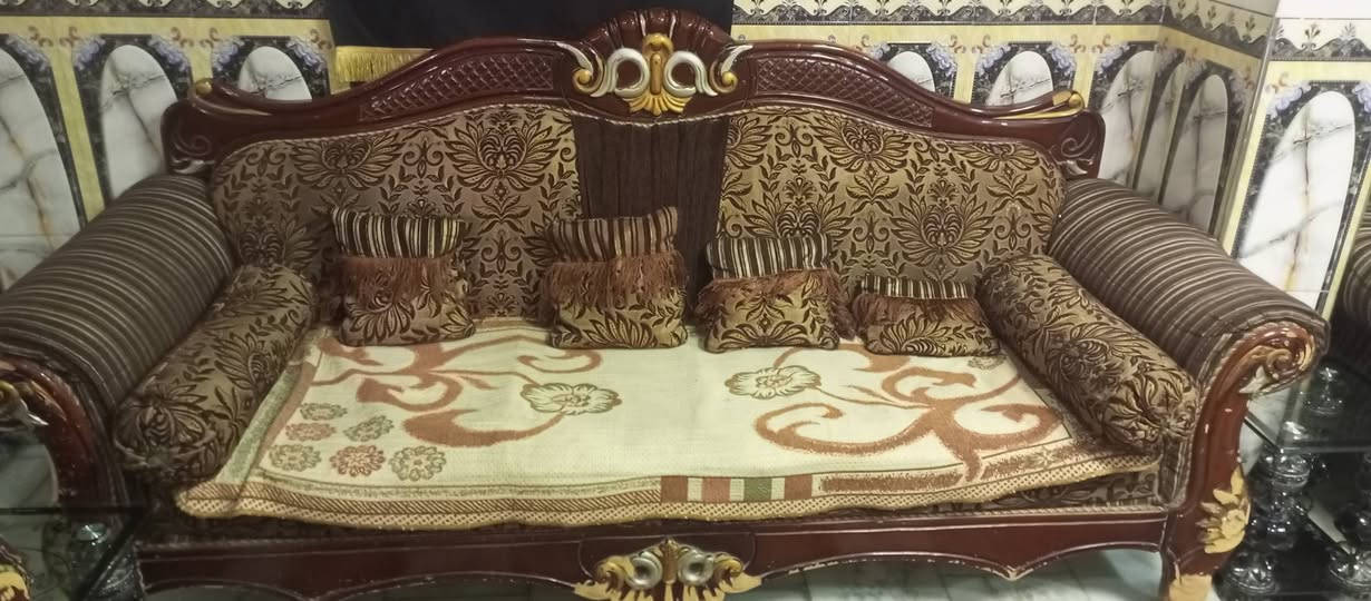 متاح تخم مستعمل اربع كراسي + قنفات ثنين كبار نضيف للتصال ***********
