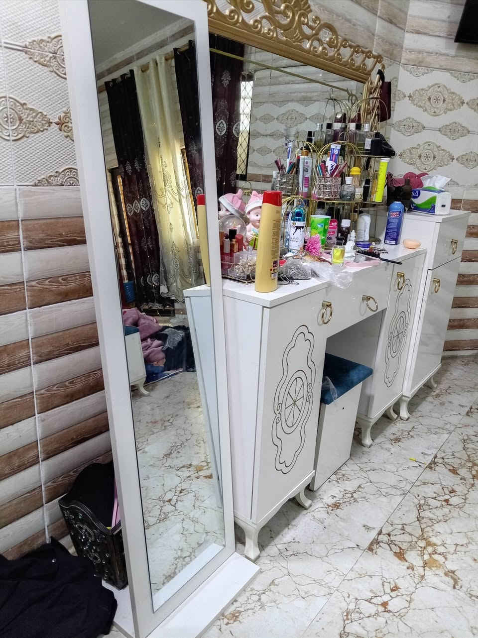غرفه كاملة ونظيه كلش ب ٨٠٠ رايدها رقمية بيه وتساب *********** مكانها كوت
