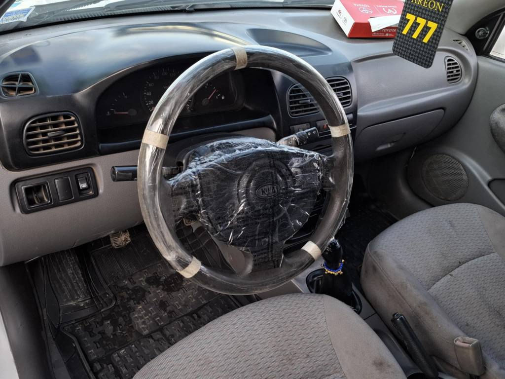 کیا ڕیۆ مۆدێل (2001) 
گێڕ عادی 
سعر (39) گەڵاو کەمێک مجال
***********
***********
گێڕو مەکینە و تبریدو تەقەو ڕەقەو کارەبای بەشەرت . زۆر پاکەو هیچ مەسرەفێکی تیا نیە . 
تبرید ساردو گەرم مەزبوت .
چوار تایەی لۆکی لەژێرە . 
هیچ دەعم و لێدرانی نیە پێش و پشتی کەپسە . 
سەنەوی تازە بەسەر چووە .
تحویل غرامە بە شەرت . 
مشتەری تیل بکە . السليمانية, العراق
