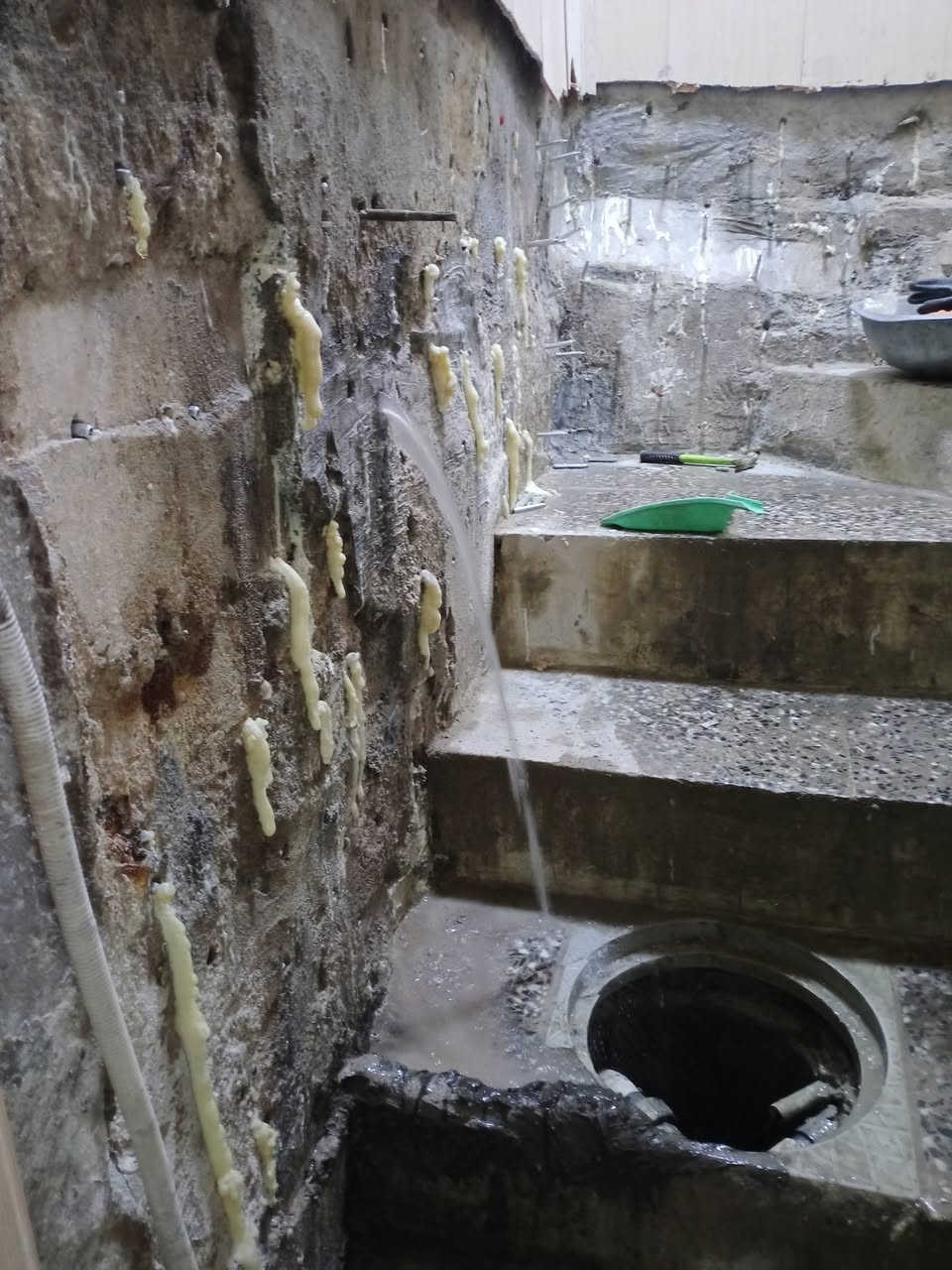 سلام عليكم حقن مياه جوفيه سراديب مسابح خزانات المياه كونكريت عوازل عامه ادارة كادر مختص اسعار مناسبه ***********
