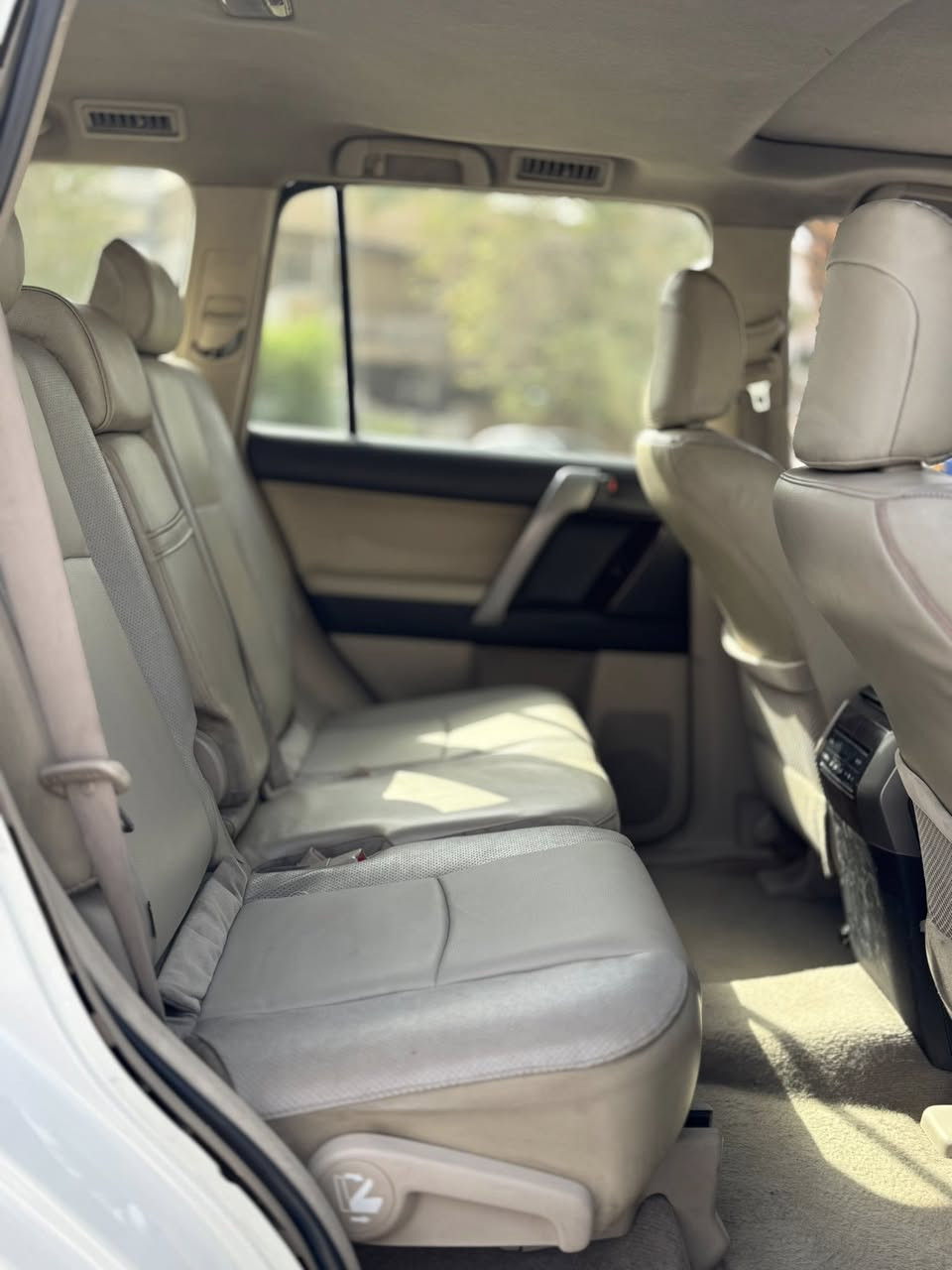 يا الله 🙏

للبيع فقط 
انضف برادو بموديله 🫡
برادو 2013 TXL

كويتية خليجية
دبل تانكي

فول مواصفات 

بصمة
تشغيل عن بعد
حساس امامي
زراك 
ثلاجة 
سلايد 
كراسي جلد
فور ويل
زنون عالي ناصي
بلوجكترات 
شاشة 
حساس خلفي
كامرة خلفية
مري طوي اوتو

الخ من مواصفات معروفة بعد 

السيارة مكفولة من الصبغ وتبديل
بيه بارد بسيط جدا ع كد اصبعين وثاني اربع اصابع 
شرط الفحص وسونار وين ميعجبك

كير ومكينة وكهربائيات كفالة شرط تراي للكويت😂

رقم بغداد انكليزي
عنوان بغداد الكرخ 
***********

السعر 29.000$
