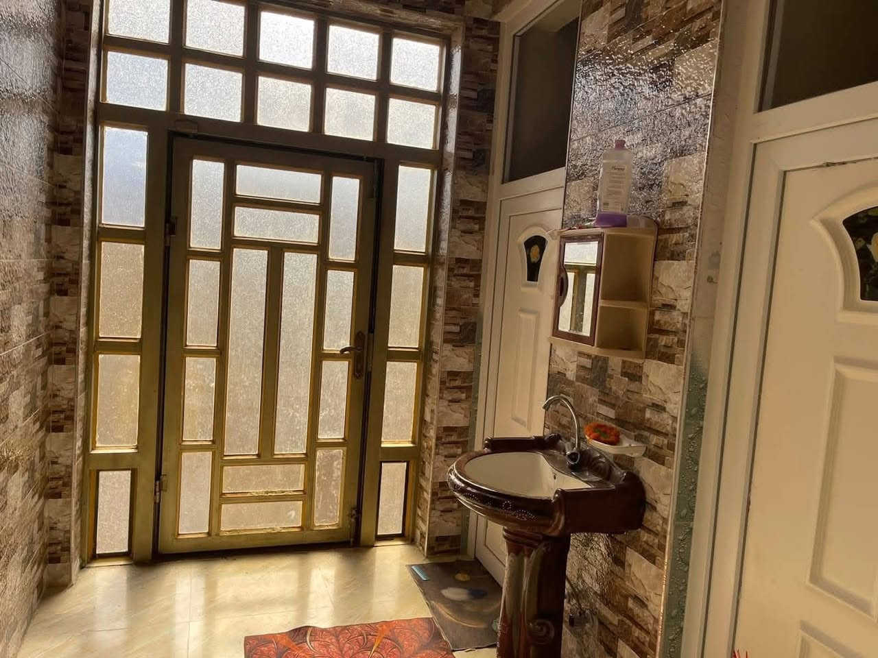 🏠 منزل للبيع - (بناء حديث)

العنوان: [الرمادي - زنكورة قرب اعدادية زنكورة]

المساحة: 720 متر مربع

تفاصيل ومحتويات المنزل:

يتميز المنزل بتصميم استغلالي ممتاز للمساحات، ويحتوي على:

• الاستقبال: غرفة استقبال واسعة بمدخل مستقل. وهول داخلي

• غرف النوم: (2) غرف نوم موزعة بنظام يوفر الخصوصية.

• الصالة: صالة داخلية كبيرة (هول) مناسبة للعائلة.

• المطبخ: مطبخ مجهز ومصمم بأسلوب عصري.

• الخدمات: مجمع صحيات متكامل (داخلي وخارجي).

•مسيج المساحه بالكامل مع حديقه جاهزه

•الدار مجهز بنظام كامرات وكهربائيات بالكامل

ملاحظه ( الدار نقصه  دواخل الاستقبال والهول ولبخ الخارجي

المميزات الإضافية:

✅ الخدمات: كاملة (ماء، كهرباء، ، ومدارس).

✅ البناء: بناء حديث نقصه فقط دواخل الاستقبال والهول والبخ الخارجي

✅ الموقع: قريب من المرافق العامة والأسواق والمدارس.

✅للأستفسار الاتصال على الارقام التالية :

📞*********** 
📞*********** 

🏛️موقع المكتب ⏬️⏬️

أو زيارة موقعنا :  الرمادي_ ناحية اليرموك (زنكوره سابقاً)_ المفرق  /مقابل جامع هادي البشير (البمرعي)

#مكتب_عقارات_زنكورة 🕹️
#ناحية_اليرموك_زنكوره_سابقاً 
#عقارات_ناحية_اليرموك
