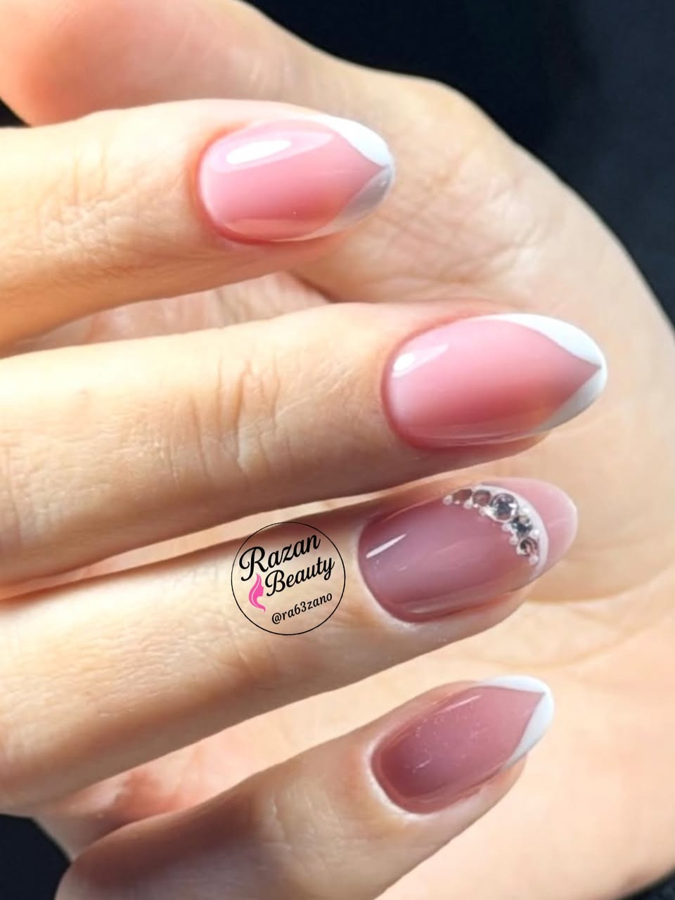 مو بس أظافر… هيبة 👑

أرقى دزاينات الأكريلك صارت يم رزان بيوتي ✨

شغل نظيف + دزاين حسب ذوقج + ثبات يطوّل 🔥

(بناء جل إكستيشن + جلش + دزاين)

✨ تريدين إيد تلفت؟ هذا مكانج

✨ تصوير بدون فلتر… والنتيجة تحچي

📍 البياع ش12 تقاطع الحمام خلف مكتبه ميم

📞 ***********

الحجز مفتوح هسه… لا يفوتج الدور 💥
