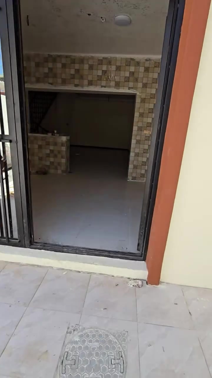 🏡 بيت طابقين فاخر للإيجار – موقع مميز قرب الماكس مول
📍 الموقع: شارع أبو طيارة، خطوات فقط من الماكس مول وعلى مقربة من الشارع الرئيسي.
✨ مواصفات العقار:
• 🛏️ 3 غرف نوم واسعة
• 🛁 حمامين أنيقين
• 💧 خزانين ماء + 🔥 سخانين
• 🚗 كراج خاص + 🌳 حديقة جميلة
• 🏠 بيتونة كبيرة + سطح واسع مثالي للاستخدامات المتعددة
⚡ الخدمات:
• ماء، مجاري، كهرباء، إنترنت، ومولدة كهربائية جاهزة
🏢 الاستخدامات الممكنة:
• سكن عائلي مريح
• مجمع طبي أو عيادة
• مقر شركة أو مكتب إداري
📞 للاستفسار والتواصل: ***********
🔑 البيت جديد وجاهز للسكن فوراً
