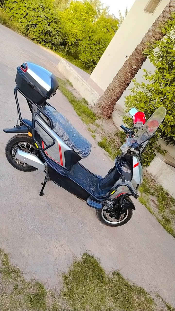 دراج شحن للبيع نضيفه ملف الفين بطاريه ليثيوم. سماعات ابلوتوث عاليه الجوده  اي ظربه مابيه نظيفه كلش  للتصال علا الرقم التالي. *********** اسم الدراجه اسكوتر كينج  الرياضي موديل 2025
