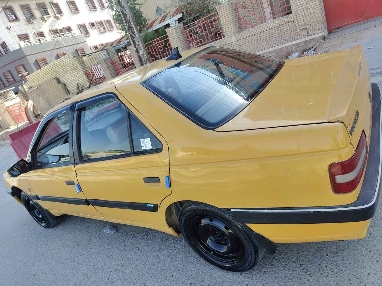 السلام عليكم بيجو 405 للبيع موديل 2015 مكفوله من ضربه مكينه وكير وحداديه خير من الله تبريد ثلج سياره جاهزه من كلشي رقم بغداد نكليزي السعر 33 وبيه مجال بسيط تصال عل رقم الهاتف مكاني بابل ***********
