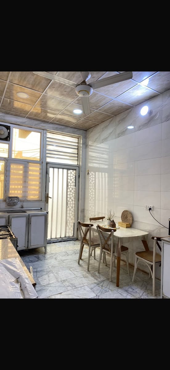 السلام عليكم بيت 🏡 للبيع في شارع بغداد خلف فندق كوديا طابقين بيت جديد المساحه 123 م  الواجه 7 م والنزال 18 م عرض الشارع 20 م 
مكتب الخزاعي للعقار 
/ ***********
