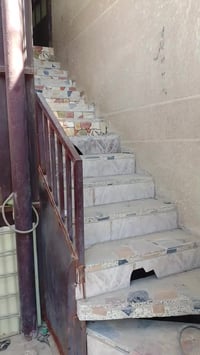 يتوفر دار للايجار طابق ثاني معزول يحتوي على غرفة وصاله ومطبخ وسطح للاس...