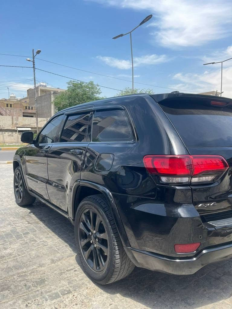 السلام عليكم جيب شيروكي بلاك توب اسود موديل ٢٠١٧ صور الحادث مرفقه بدون ايرباك مبدل بساتم مال ٢٠١٤ يعني تشتغل على البانزين العادي مواصفات الابلاك توب معروفه حساسات خلفيه و كاميرا كشنات جلد و شاوموا شفتات بالاستيرن شاشه كبيره سلايد روف كرسي كهرباء كراسي تدفئه جنطه كهرباء لايت زنون اوتو ستوب تبريد ثلج باتريات كبير و صغير جديد السيارة مابيها نقص بيها صبغ ٦ قطع و كلير السعر ١٦٥ $ ورقه وبيها مجال للاستفسار الاتصال *********** مكاني السيديه بغداد, العراق
