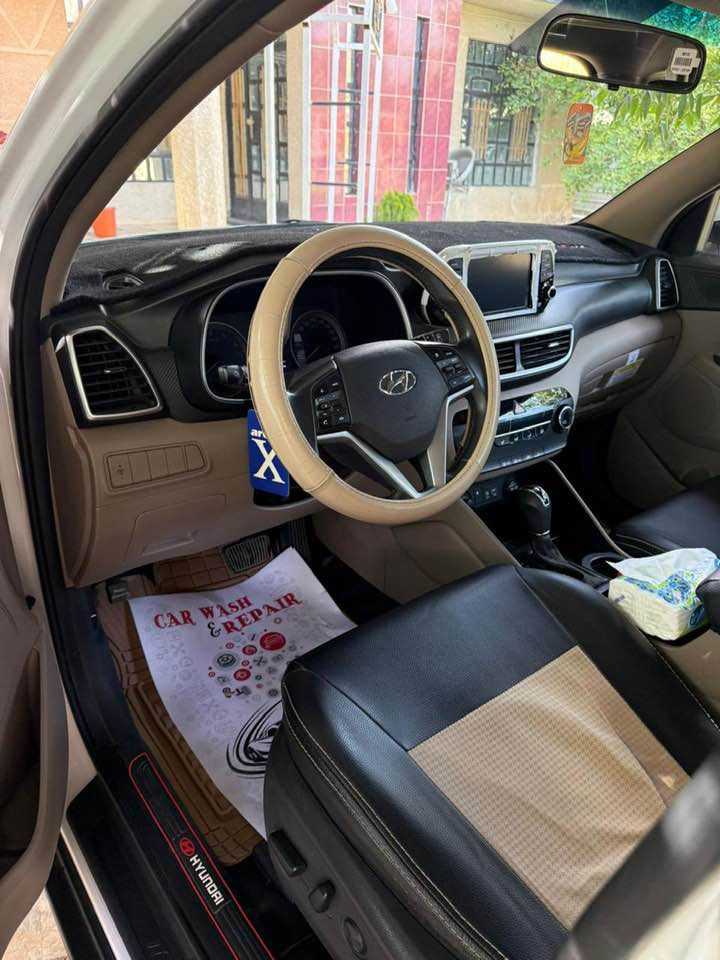 سلام عليكم توسان موديل ٢٠٢٠ جديدة مكفولة بدون صبغ وتبديل وبارد ولسونار موجود مدوشمة ارضيات وكشنات باسمي هزة وسنوية جديدة ٢٠٣١ مكان بغداد السيدية  الاتصال *********** يوجد واتساب تحياتي
