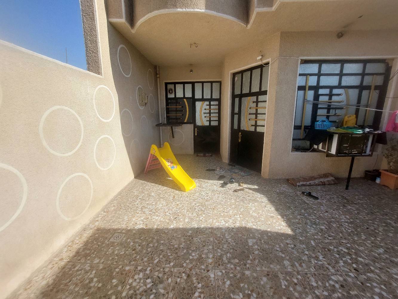 بيت للبيع بغداد حي السفير المساحه١٢٥ واجه ٦ونص النزال ١٨