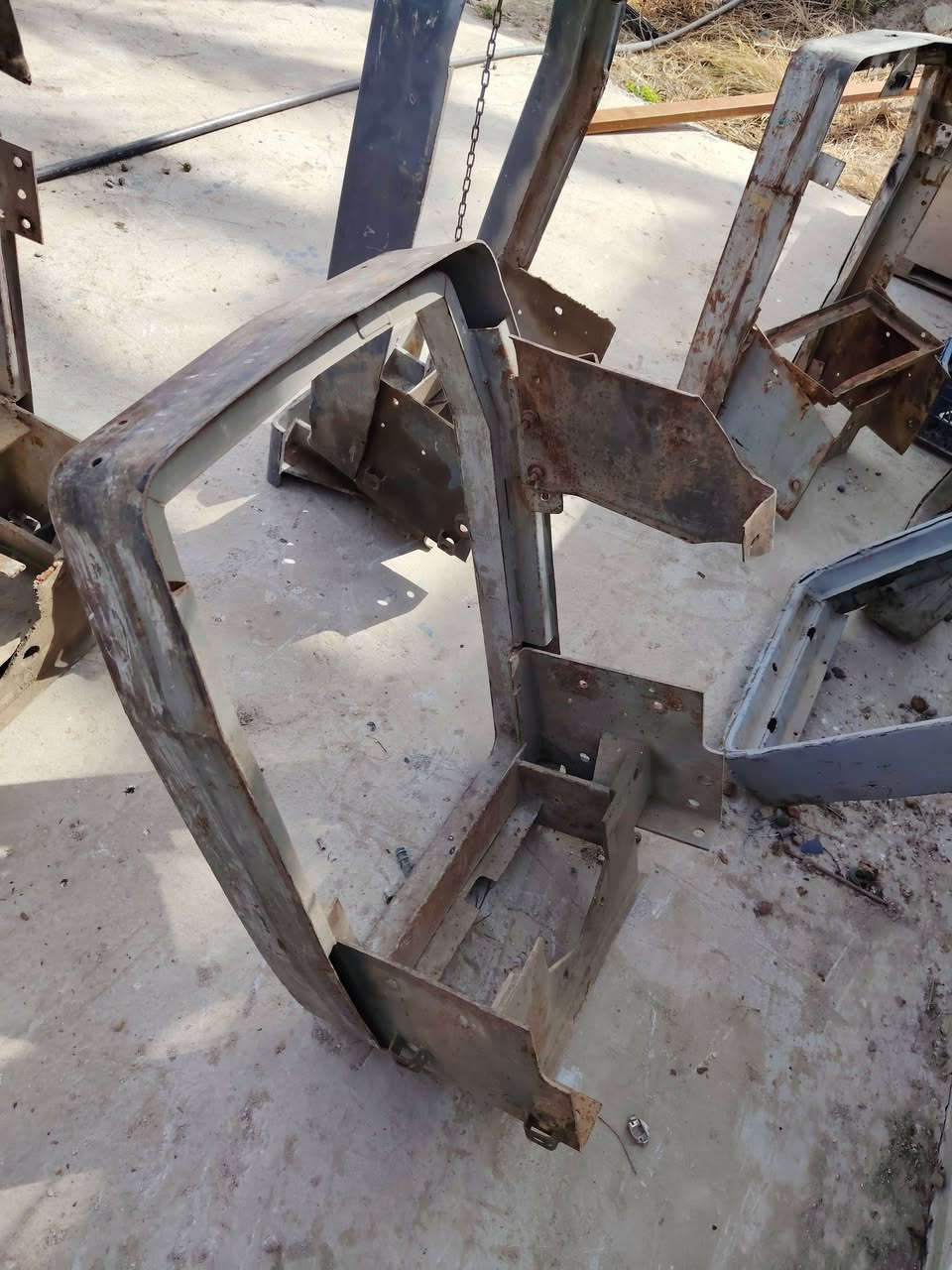 السلام عليكم يطار شباك فوركسن نكليزي و برازيلي للبيع العنوان بغداد اليوسفيه *********** و ***********
