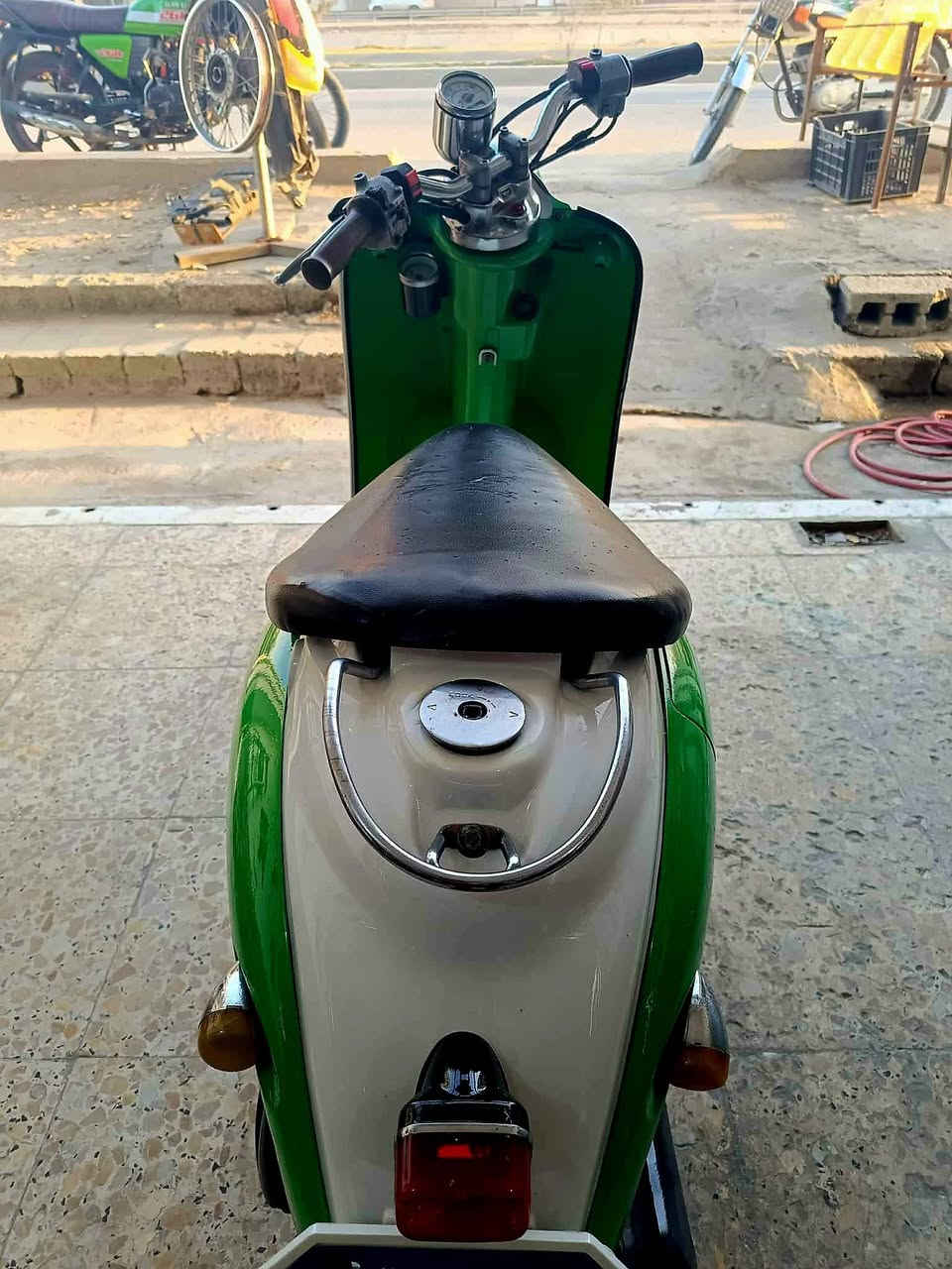 السلام عليكم دراجه كلاسك للبيع ما مفتوحه شلعه ومعدل مكينه ناشفه ومكفوله من كل صوت كير عل بلاد ما ملعوب بيها كيج بانزين وسرعه ولايتات وكهربائيات كله شغال دراجه مصبوغه لجماليه فقط السعر 440 وبيها مجال مكاني كربلاء الحسينيه الكنطره البيضه تيل 190 #***********.
