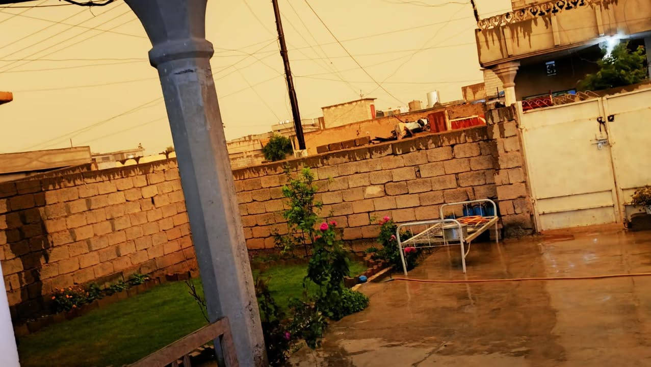 🏠 بيت + قطعة للبيع - البيت جاهز للسكن 
للبيع بيت في الحويجة/ حي السلام / التبليط الثاني الفرع المقابل لبرج الاتصالات بمساحة واسعة وتصميم حديث، مثالي للعوائل اللي تدور على الراحة والاستقرار. البيت مبني بترتيب هندسي ممتاز واستغلال ذكي لكل شبر.
📍 تفاصيل ومساحات البيت:
المساحة: البيت 250 متر مربع + القطعة 250 متر مربع المجموع (500 متر مربع).
غرف النوم: غرفتين نوم كبار (4.5م × 5م) قياسات مريحة جداً.
الاستقبال: غرفة استقبال واسعة (8م × 4م) مخصصة للخطار ومعزولة.
القلب المجمع: هول داخلي كبير (8م × 3م) يجمع البيت كله (الغرف، المطبخ، الحمام، والكلدور).
المطبخ: مطبخ واسع (4.5م × 5م) شغل مرتب.
الخارجي: طرمة وحوش جبير يحتوي على حديقة واسعة تفتح النفس، مع تواليت خارجي.
التهوية: حوش خلفي (منور) بعرض 2 متر يضمن إضاءة وتهوية ممتازة لكل البيت.
_البيت جاهز تأسيسات كهرباء وماي كاملة واصلة لكل المرافق.
_البيت مجهز بـ (گيزر) سخان مياه وتانكيات ماي ومنصوبة بالكامل.

📞 للشراء أو الاستفسار، التواصل مع صاحب البيت مباشرة:
[الرقم الاول]***********
[الرقم الثاني]***********
