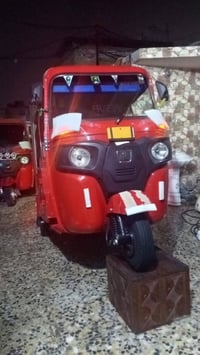 السلام وعليكم تكتك ٢٠٢٢نظيف سعرها ٩بيه مجال ان شاءللله 07745766549