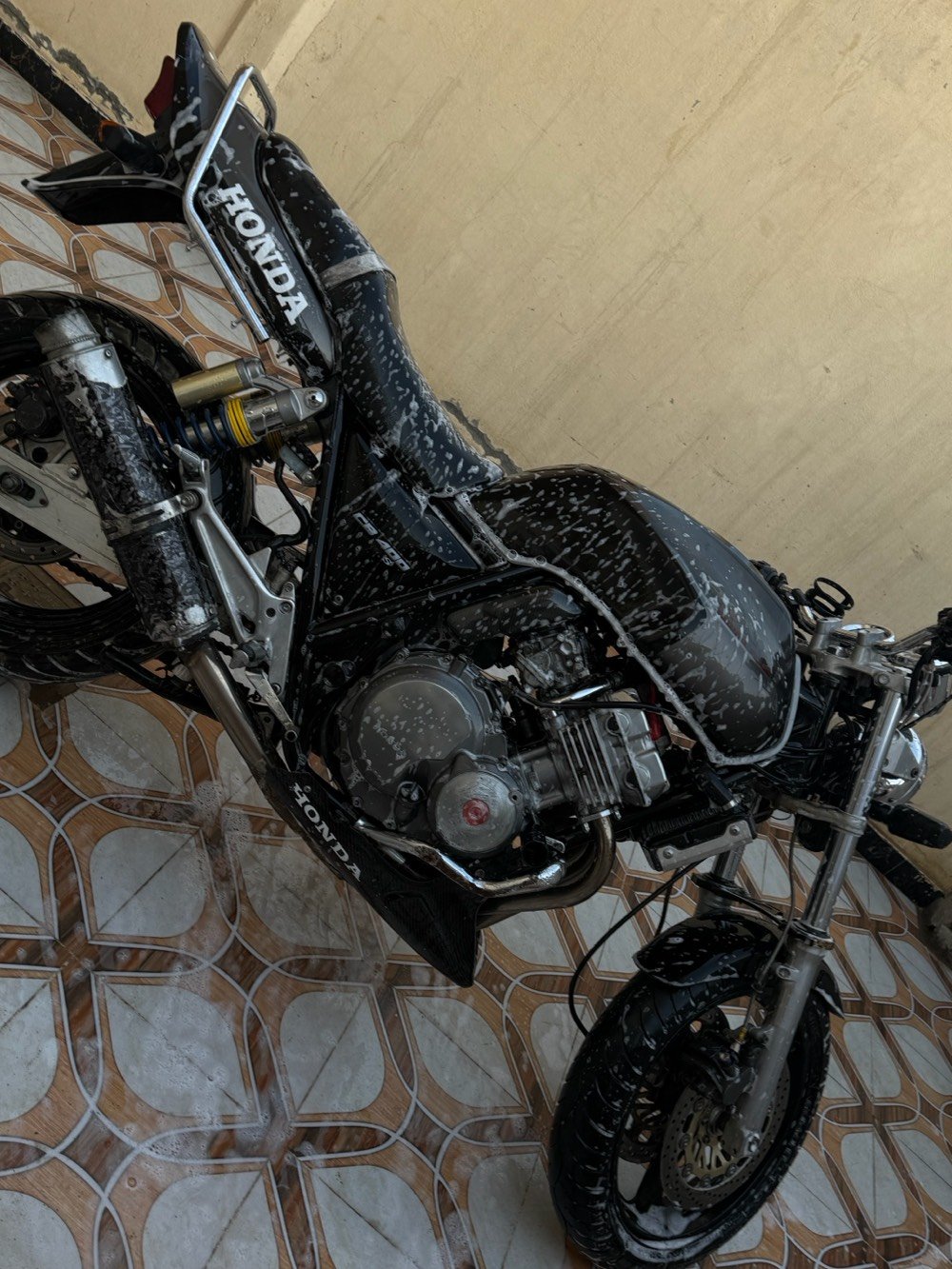 النوع سيبي فور 400جيل اول شرط كلها بلاد الدراجه ماشيه 4000دراجه زيرووو صارلها 4اشهر من نزل من معرض الهوندا من كركوك دراجه شكد ماكول عليها جديده بعد اجدد مشروطه من كلشي بلجيسسس العنوان 
ديالى المقداديه 
