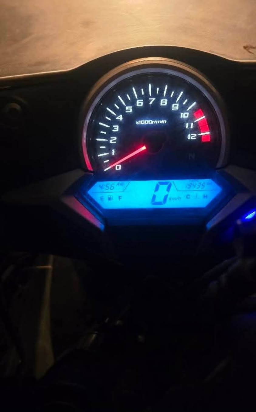 السلام عليكم 
Honda cbr 250R للبيع فقط
موديل ١٥
نظيفة كلش و ممتعبها 
ماشية ١٩٥٠٠ 
اوراق كمرك موجودة
كير محرك كهربائيات كلة تمام
بيها نقص مراية اليمنة
و اشاير خلفية 
للتواصل
***********
