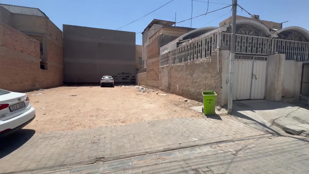 السلام عليكم عرصه للبيع حي الجمعيه 
مساحه 126 متر الواجه 6 في 21
جاهزه للبناء محدوله سبيس مع اجازه بناء 
المكان والجيران ذهب السعر 135 مع المجال 
***********
