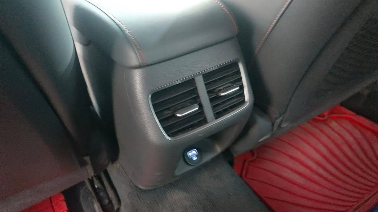 سلام عليكم سوناتا موديل 2024 فول مواصفات تشغيل عن بعد فتحه سقف رادار امامي خلفي حساسات لايتات زنون شاشه كبيره تبريد قطعتين السياره كامل جلد موفوله الحادث فقط الجاملغ فقط محرك 1600 تيربو  السعر 168 وبيه مجال بسيط للتواصل ***********
