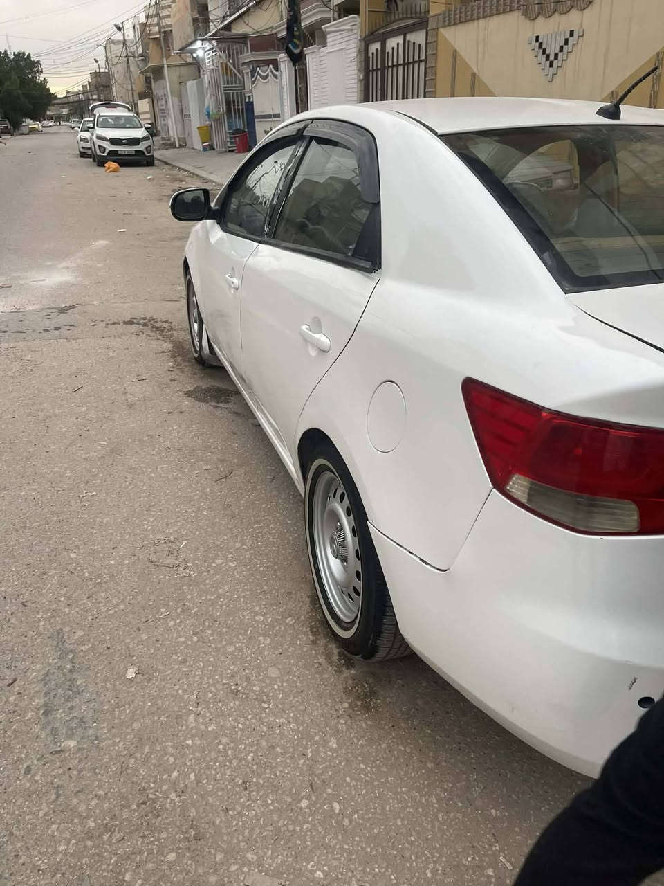 سلام عليكم سيارة سيراتو مديل ٢٠١١ السيارة مصبوغة حزام السيارة نصبة حلوة ومرتبة تخم تاير جديد مكينة جديدة دوشمة رقم واسط باسمي مشروع وطني مداور وين ميعجبك  السيارة بيهة طخات بسيطة مكفولة من الضربة القوية السيارة حلوة ومرتبة مال جناي سعر 75 وبيهة مجال رقم التلفون ***********
