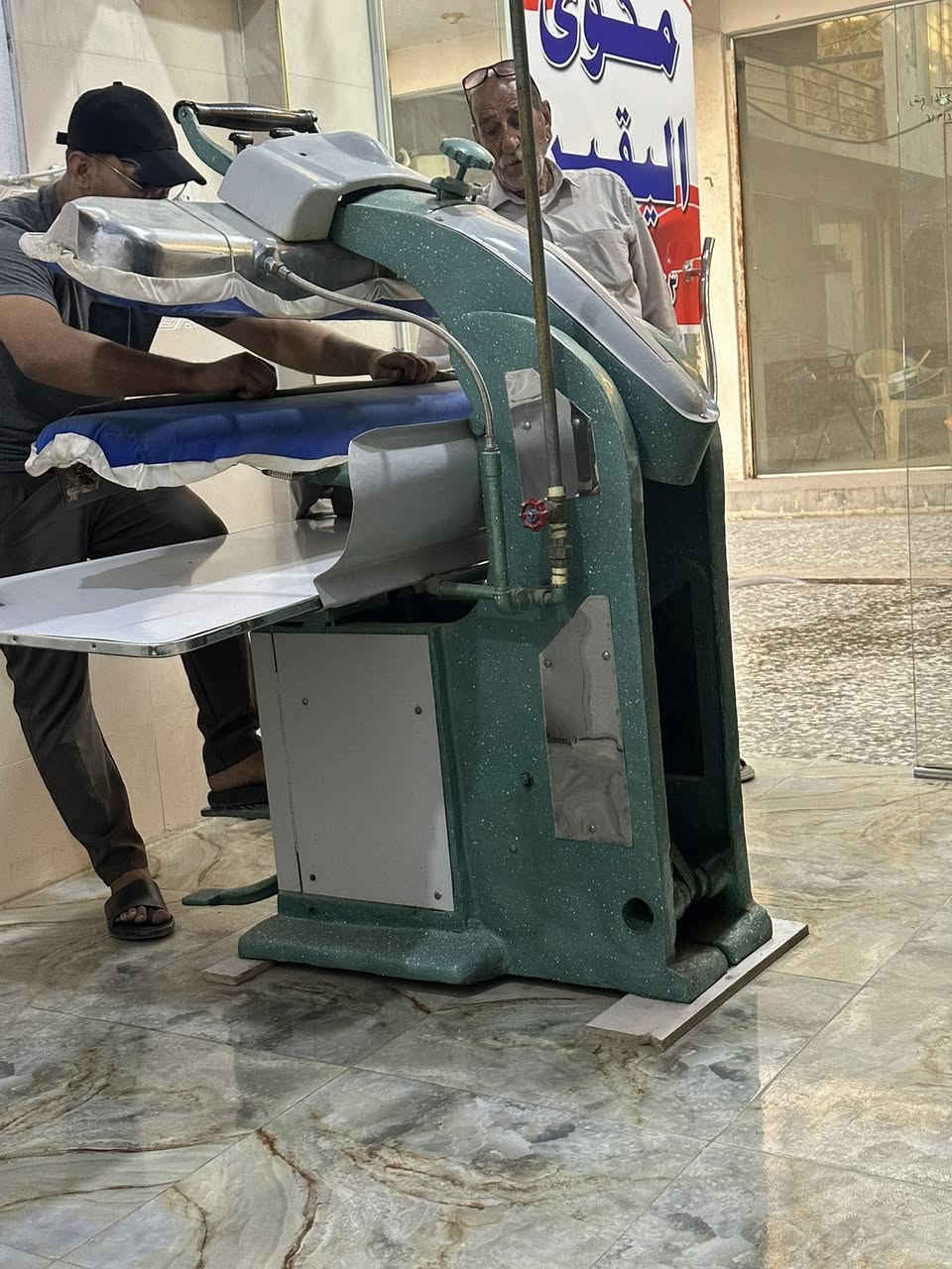 السلام عليكم 
محل كوي للبيع لعدم التفرغ 
يحتوي على جهاز كوي كامل متكامل 
بدون اي خلل وجاهز حجم وسط 
بخار من المسطره الفوك و جوه 
بيلر جديد صرله ١٥ يوم من شديته
جفافه ملابس فوريه 
اوتي كوي يدوي اصلي 
وغسالة ملابس 
كلشي بي شغال وبحالة ممتازه عليه صيانه كامله (جاهز)
اعيد سبب البيع عدم التفرغ 
وبي معاميل خير من الله
العنوان /الكفل بناية ابو غسان
***********
