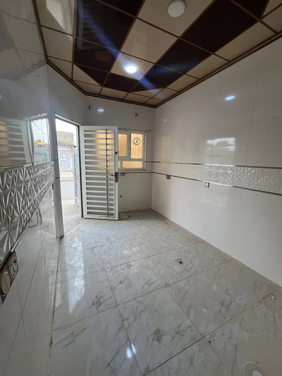 السلام عليكم ورحمة الله وبركاته #مكتب_الغوالي
بيت للبيع في حي العلماء مربع ركن قرب جامع ال البيت 

🔹 المساحة : 100م ، الواجهة : 10م ، العمق : 10م 

🔹 بناء حديث 2022 طابقين يحتوي على 3 غرف نوم

🔹 سند طابو ملك صرف شرط التحويل وقرار التمليك

🔹 موقع مميز على شارع 15م قريب على السايدين

ط1 : كراج ، استقبال ، هول ، مطبخ ، غرفة نوم ، صحيات

ط2 : غرفتين نوم ، صالة ، سطح ناصي وعالي

مجهز بكافة الانظمة الحديثة -

سبالت - غسالات - انترنيت - دشات 

للاستفسار اكثر مراجعة #مكتب_الغوالي الكائن في حي السماح الاركان قرب مدرسة السماح الابتدائية وقرب مول القمه على شارع 20 او الاتصال على الارقام التالية -

***********

***********
