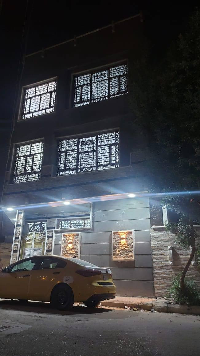 السلام عليكم بيت زراعي مجاور جسر البلديات الجديد ٥٠ متر  ركن  ٥٠ متر  ركن  يحتوي على باب على الشارع 
وباب ثاني على الفرع

يتكون من ثلاثة طوابق
الطابق الأول 
استقبال + صحيات + مطبخ صغير 
الأرضية مرمر والازارة سيراميك 

الطابق الثاني 
غرفة نوم + مطبخ + صحيات 
الأرضية بورسلين

الطابق الثالث غرفتين + صحيات 

الطابق الاخير السطح + حمام كبير لغسل الملابسيحتوي على باب على الشارع
***********
