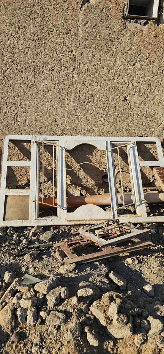 باب استقبال  العرض ١٤٠cm وارتفاعة ٣m 
وباب مطبخ عرض ١m ورتفاعة ٣m
وشباك مطبخ مع شباك حمام موجود اسفل  الصورة 
كما موضح في الصورة 
اتصال عل هذا الرقم ***********
البوب بيهن تأكل من الاسفل فقط

