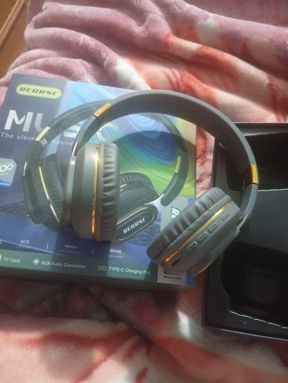 سماعه بلوتوث هواي مواصفات بيه شحن اذا تستعمله يوميه ضل اسبوعين متخلص أعله سعر ابيع للعلم بلمحلات سعره 65 الف رقمي واتساب اول لتواصل ***********
