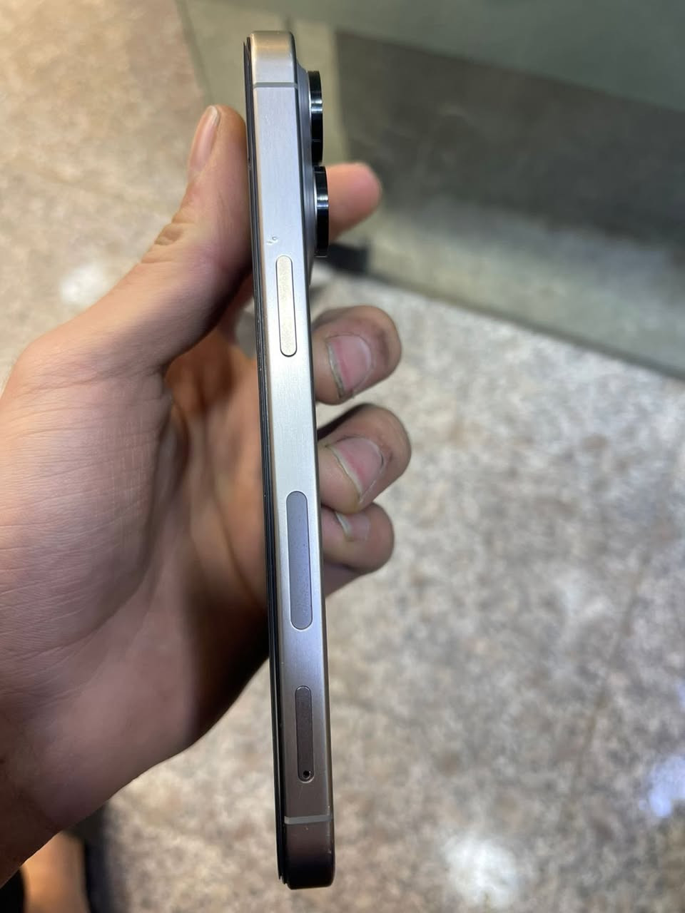 سلام عليكم 
آيفون 15 برو ماكس 
جهاز نضيف كلش 
مبدل فقط شاشه اصلي
جهاز استعماله حلو كلش 
ذاكرة 256
بطاريه 99 
عدد دورات 18
السعر 800 وبي مجال 
مكان الامين الثانيه 
رقم ***********
وتدللون
