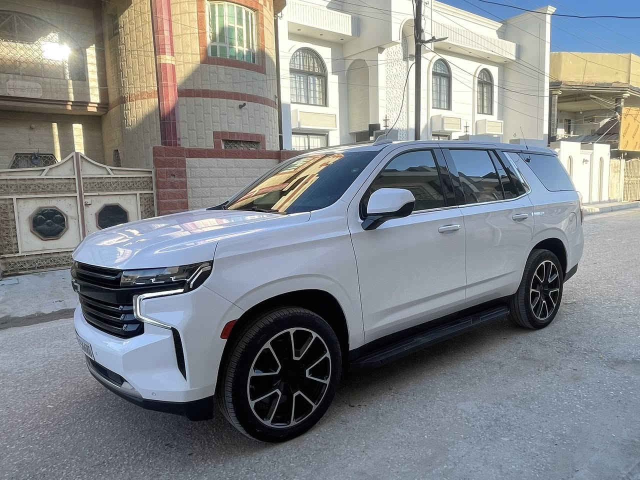 اللهم صلي على محمد وآل محمد
السلام عليكم تاهو  2023 امريكي فدرالي رقم اربيل الجديد 
شرط التحويل او وكالة وارد امريكي ضرر بنيد فقط وبيها بارد بسيط بالجاملغ  الباقي مكفول من الشخط والرصعات كما موضح بالسونار بدون اي دواخل شواصي مكفوله شرط ماشية 38  محرك 8 سلندر 5300 المواصفات •3 شاشات  بصمة تشغيل وأبواب تشغيل عند بعد  • كشنات كهربائية  السايق والصدر كهربائي بـ8 وضعيات. •كشنات ViP منفصل  بالكامل لتوسيع مساحة التخزين الخلفية • نظام دخول ذكي بدون مفتاح (Keyless Entry) • إضاءة داخلية LED • دعم Apple CarPlay وAndroid Auto (لاسلكي) • كاميرا رؤية خلفية عالية الدقة •اوتو هولد •كشنات كهرباء •رادرات اماميه وخلفية وجانبية • • فرملة طوارئ تلقائية. • • مساعد التوجيه. • إنذار المشاة الأمامي. • مساعد الإضاءة العالية التلقائي. • كاميرا خلفية • حساسات خلفية واماميه . • نظام StabiliTrak للتحكم الإلكتروني بالثبات السياره حلوه جديده جداً شوفتها كلش حلوه  السعر 385   للاستفسار *********** ومن الله التوفيق
