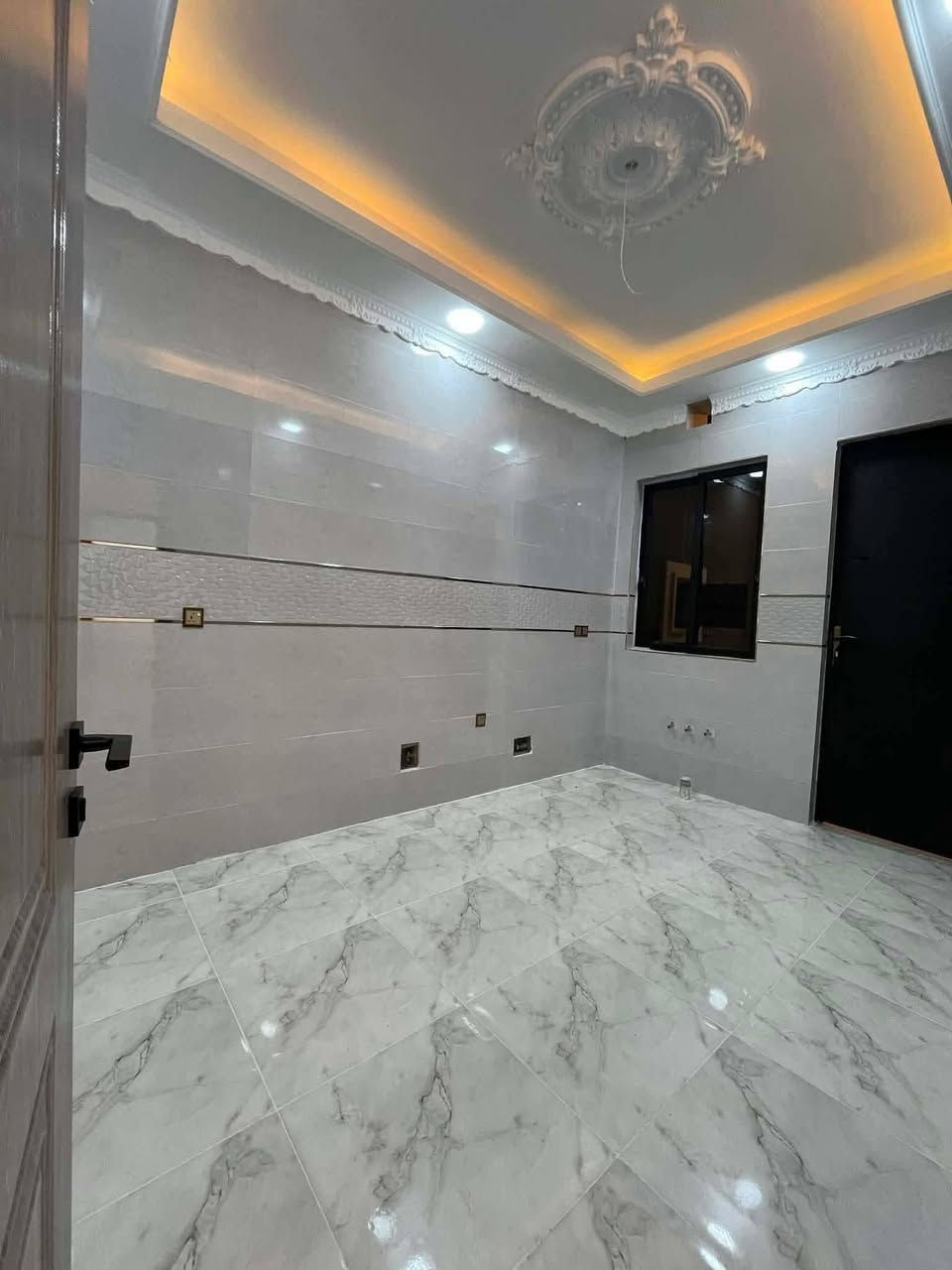 🏡 دار للبيع في حي السماح – الأساتذة
🔹 المساحة: 160 متر  

🔹 الواجهة: 11 متر  

🔹 البناء: حديث – سند طابو زهور (شرط تحويل)  

🔹 مكوّن من طابقين  

الطابق الأرضي:  

كراج + هول + استقبال + مطبخ + غرفتين نوم (سويت) + صحيات  

الطابق الثاني:  

4 غرف نوم (منها غرفة سويت) + هول + صحيات + بيتونة + سطح كاشي  

📞 للاستفسار

***********

***********

📍 عنوان المكتب: حي البكر سايدين الكنيسة مجاور معهد النجاح  

عقارات أرض الملوك
