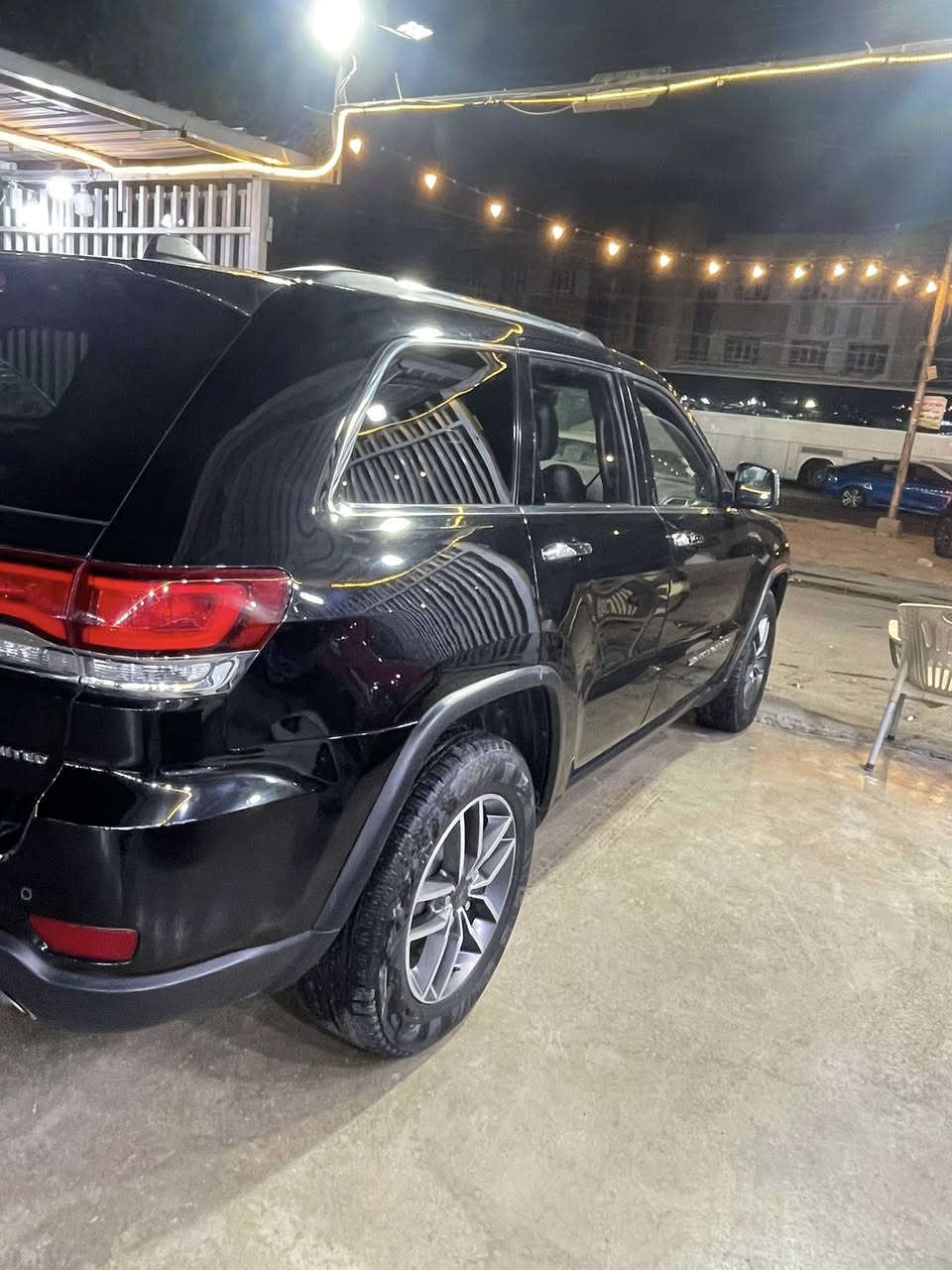 سلام عليكم جيب موديل ٢٢وارد امريكي حادث جاملغ وبنيد فول موصفات ماشيه ٤١جاهزه من كلشي سعر ٢٥٠ مكان السياره بغداد الجديده رقم ***********
