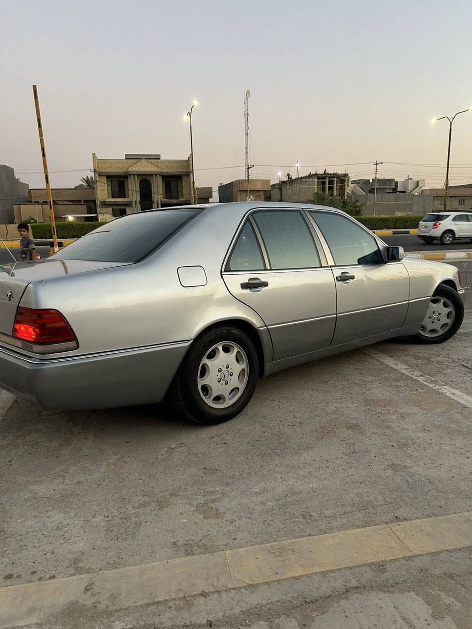 السلام عليكم 
للبيع او مراوس حسب القناعه 
مارسيدس 300 S شبح
موديل 1992 
مواصفات 
دبل جام 
جام كهرباء 
مري شفط 
كشنات كهرباء 
تبريدها ثلج قطعتين 
ماسحات لايت 
فتحة سقف 
آريلات كهرباء 
لايتات زينون
السياره جديده بمعنده الكلمه 
السياره كلها بلاديه 
كسر محرك بلادي 
ماشيه 200 الف 
التحويل ثاني يوم 
السعر 110 وبي مجال بسيط 
مكان السياره الفلوجه 
للاستفسار ***********
