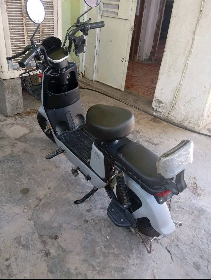 🛵 موطور شحن مميز للبيع (بحالة ممتازة ونظيفة جداً) 🛵
✨ أبرز المواصفات ومميزات الموطور:
اللون: رصاصي مميز وأنيق مع تفاصيل باللون الأسود.

التحكم: يحتوي على 3 كيرات (سرعات) لتغيير نمط القيادة حسب الحاجة.

الإضاءة: لايت أمامي قوي بنظام (عالي / ناصي).

الأمان: مجهز بـ دبل إشارات (أشاير) واضحة لضمان السلامة في المنعطفات.

الملحقات: يشتمل على مرايات جانبية كاملة ونظيفة، سلة أمامية للأغراض،

الحالة: نظيف جداً وبحالة ممتازة كما هو موضح بالصور المرفقة.

📞 للاستفسار والتواصل:
يرجى الاتصال مباشرة على الرقم التالي: ***********

