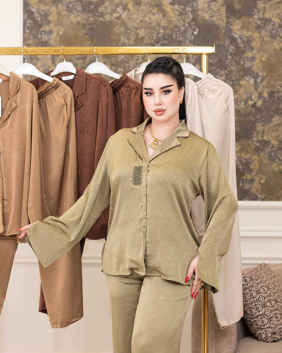 😍 قطعة الأناقة التي تنتظرينها.. سوت نسائي فاخر! 😍
للباحثات عن الرقي والراحة في وقت واحد، وصل حديثاً السوت النسائي بخامة "أكابري حرير" درجة أولى.. ملمس ناعم كالحرير وإطلالة تليق بكِ! ✨
✨ لماذا تختارين هذا السوت؟
الخامة: حرير أكابري (درجة أولى) بارد على الجسم وذو لمعة هادئة وراقية.
التصميم: عصري ومريح يناسب الطلعات والمناسبات العائلية.
القياسات: متوفر بأحجام خاصة (XL / XXL / 3XL) لضمان المقاس المثالي.

متوفر جملة +مفرد 
تواصل معنا دايركت 
ماسنجر+ تلگرام 
معرف تلگرام( gulnar_200)
توصيل بغداد 5 الف 
محافظات 6 الف


**إذا كنت صاحب هذا الإعلان وتريد حذفه لأي سبب، رجاءا أرسل رسالة إلى الدعم الفني**