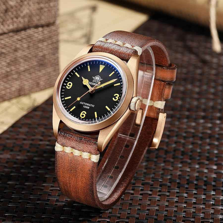 فخامة الـ Vintage وروح المغامرة ⌚✨
لعشاق الساعات الكلاسيكية ولعشاق الساعات العسكرية اللي تجمع بين المتانة والأناقة، ساعة Addiesdive هي الخيار المثالي.
أهم مواصفات الساعة:
✅ الماكينة: اوتوماتيك يابانية أصلية من شركة SEIKO (ماكينة معروفة بدقتها وعمرها الطويل).
✅ الزجاج:  (Sapphire Crystal) مقاوم للخدش، يضمن لك صفاء دائم للمينا.
✅ الهيكل: مصنوع من الفولاذ المقاوم للصدأ (316L) بلون برونزي مطفي، يعطيك طابع كلاسيكي مميز.
✅ مقاومة الماء: تصل إلى 100 متر (10Bar) مع تاج بنظام البرغي، يعني آمنة تماماً في الاستخدام اليومي والسباحة.
✅ الإضاءة: طلاء فسفوري (Lume) عالي الجودة للأرقام والعقارب لرؤية واضحة في الظلام.
✅ الحزام: جلد طبيعي مريح بتصميم كلاسيكي متين.
✅قطر الساعة 36
#ساعات #Addiesdive  #ساعات_رجالية  #أناقة بغداد, العراق


**إذا كنت صاحب هذا الإعلان وتريد حذفه لأي سبب، رجاءا أرسل رسالة إلى الدعم الفني**