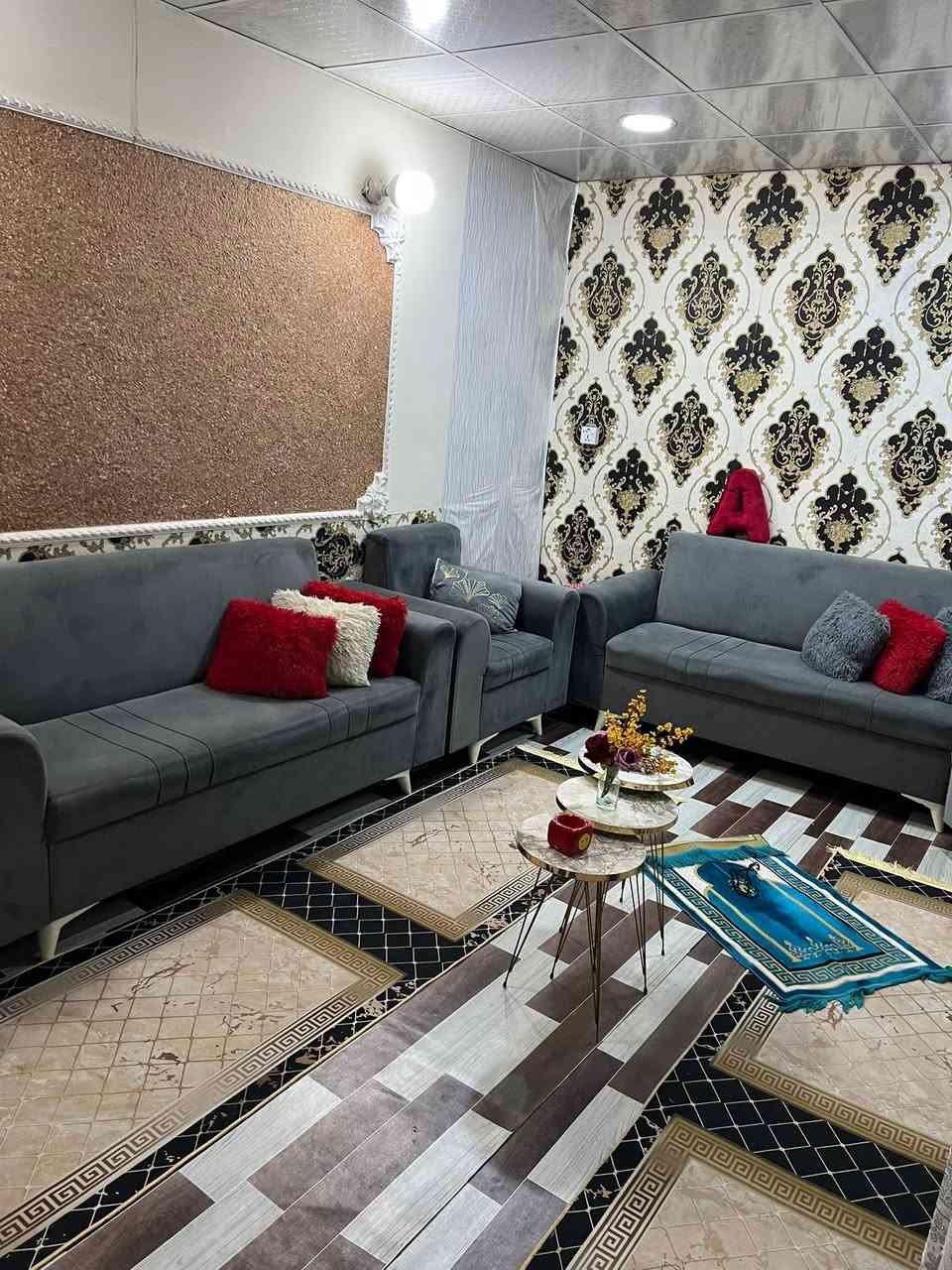 بيت تجاوز البيع البيت مرقم من المانه علا التطويب  يعني ما عليه اي شي من حيث المكان مكان الزعفرانية شارع المعهد قرب المنصه البت كبير تكدر تقسمه 2 أو إذا عندك عائلة كبيره يحتوي علا 3 غرف نوم 
استقبال كبير 
حمام شرقي 
حمام غربي 
غرفه مخزن 
مطبخ كبير 
كهرباء رائسي +سحب 
مجاري رائسي +ماء قوي 
حديقه 2 كبار داخلي+وحده خارجية 
سوك ألهوه قريب عليك مستشفى قريب مدرسه بصفك كلشي قريب عليك الف خير علا يخذه +سخان وياه +بورد كهرباء كامل كابينه 3 فيز + سحب +تانكي  ماء + مأطور +مغسله خارجيه 
يعني ما تتعب ولا تذب اي فلوس زيده وبلخير على يخذه 
سعر32 وبي مجال وتدلل استفسار ***********
