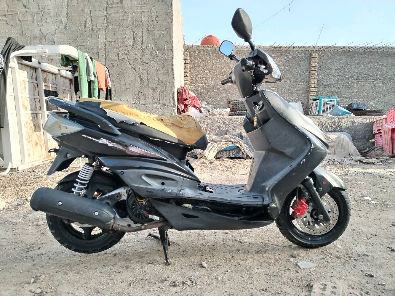 سكنس فحل نوزل تجفيت جديد  
بيها كلجات رياضي 
وبيها لايت زنون ثلجي 
نضيفه بس عوزها ترايش وتلحيضات
السعر 400وبيها مجال
مگان بغداد تاجي. 
