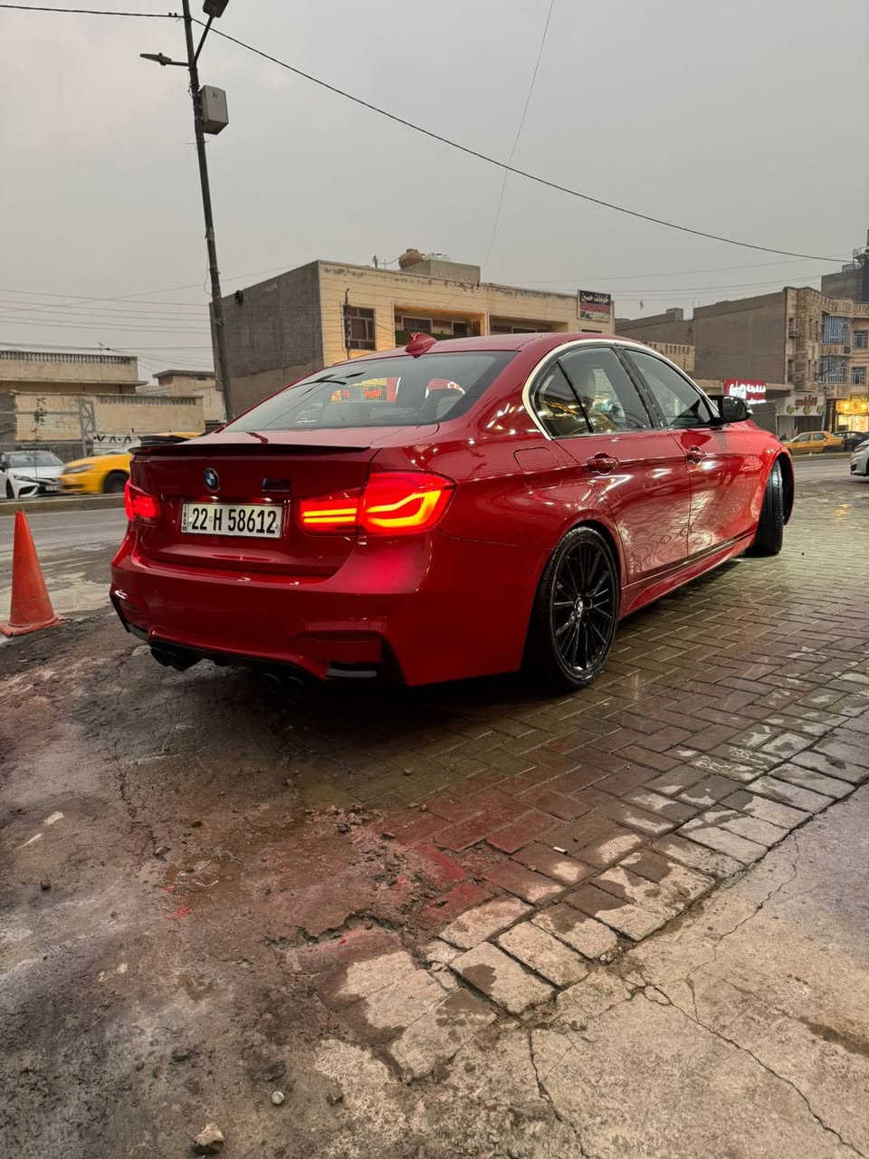 سلام عليكم  Bmw 330 2017  كت M3
حادثه موضح البنيد محدث m3 وجاملغ صبغ يعني قطعه صبغ فقط ودعاميات بدون ايرباك بدون دواخل
مواصفاته فول داخل حمصي  وكشنات كهرباء وخزن ميموري وتدفئه فتحه سقف شاشه وسط كامره خلفيه 
عليها دركه مال  شكل الجديد سياره نظيفه وبدون نقص
مكينه 2000 Twin power Turbo 
سعر السياره 188 ورقه وبيها مجال 
عنوان العامريه
***********
