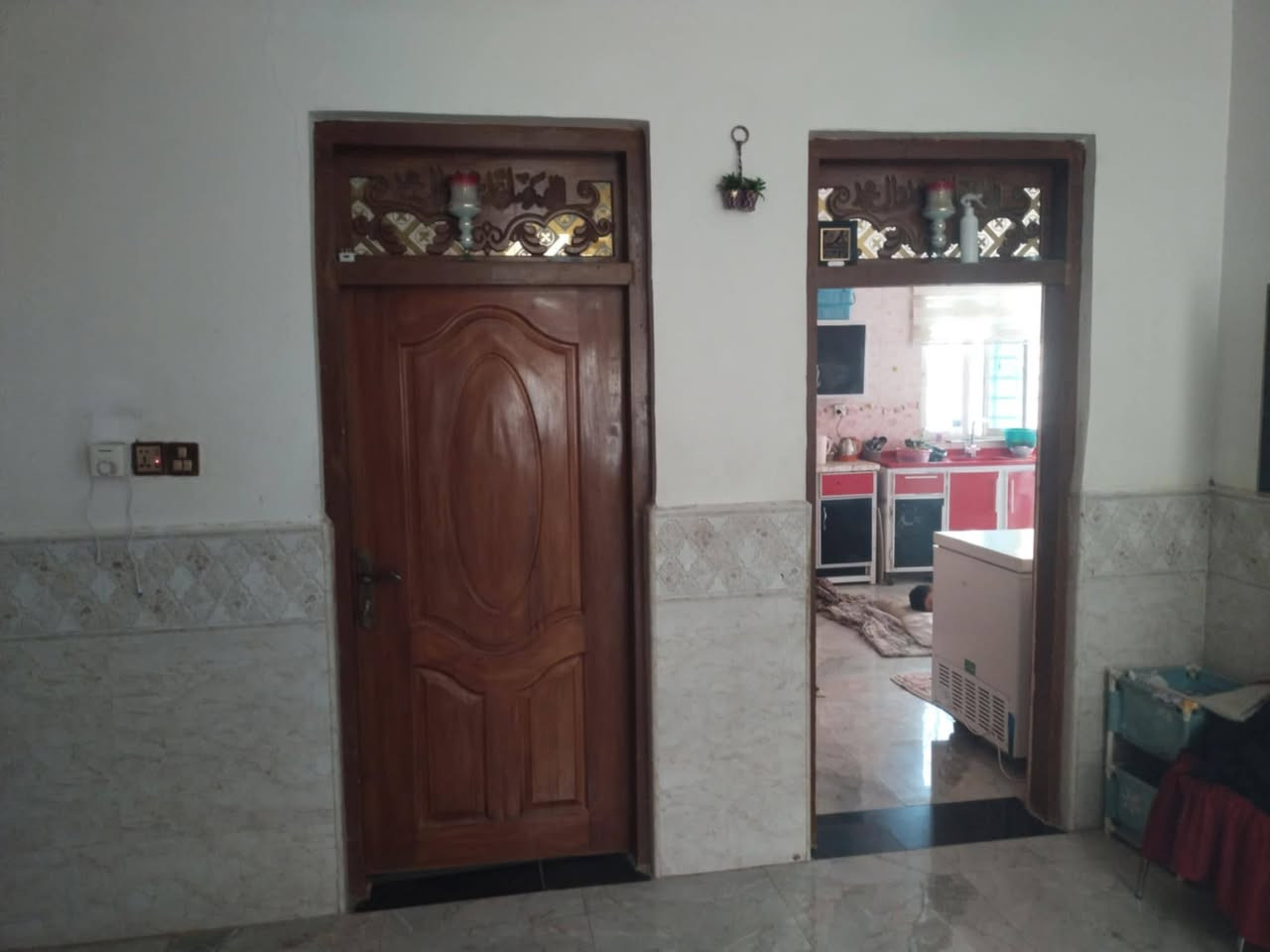 بيت للبيع مساحته 200م حي الزهراء خلف جامع اهل البيت مباشر الطابق الاول غرفتين وصاله ومطبخ وحمام داخلي وخارجي واستقبال كراج سيارة مناور 2 الطابق الثاني ٢غرف نوم فقط سقف عكاده منطقه جهازه للطبليط سعره 145ا الاستفسار *********** وتساب
