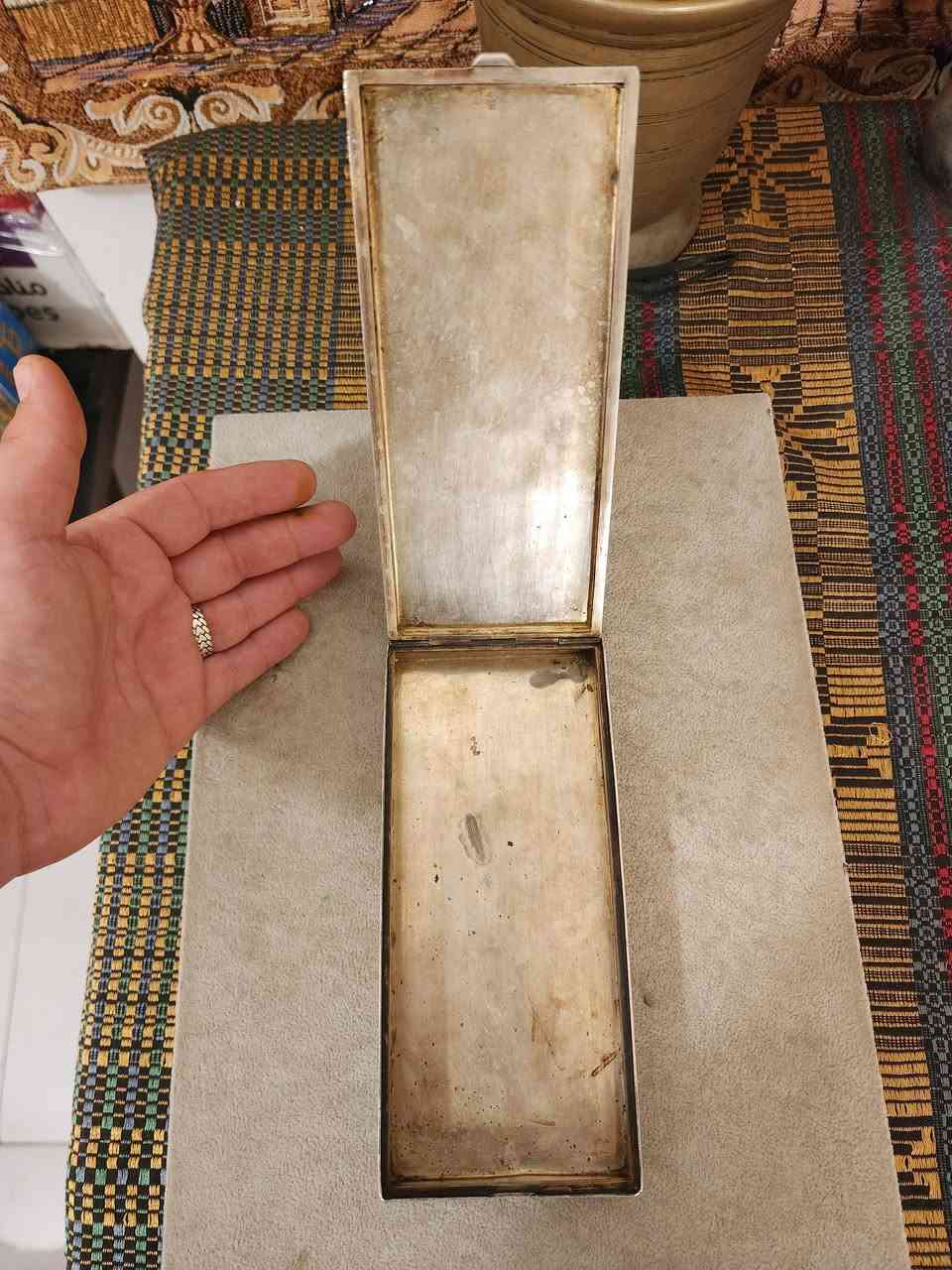 علبه سيكار فضه عيار عالي قديم انتيك عمل اصفهاني باامتياز
 الوزن 407 غرام 
سعر الغرام 3$ نهائي 
موقعنا بغداد الدوره شارع الميكانيك يوجد توصيل 
***********
